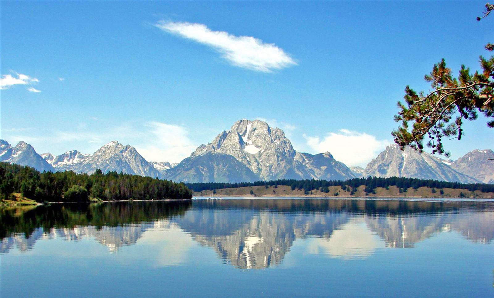 Lago sereno refletindo montanhas